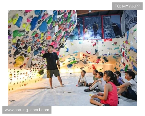 成都攀岩队的边路渗透策略与攀岩热点解析